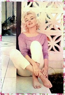 Marilyn Monroe feet photo thumbnail