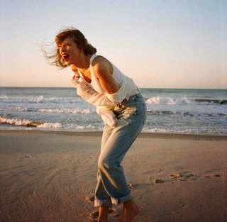 Taylor Swift feet photo thumbnail