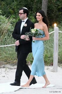 Kendall Jenner feet photo thumbnail