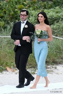 Kendall Jenner feet photo thumbnail