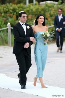 Kendall Jenner feet photo thumbnail