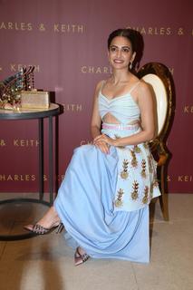 Kriti Kharbanda feet photo thumbnail
