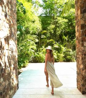 Alessandra Ambrosio feet photo thumbnail