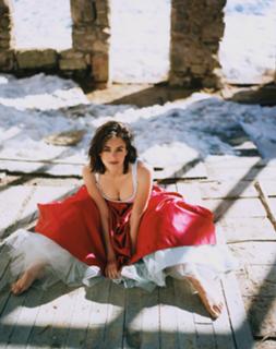 Elizabeth Hurley feet photo thumbnail
