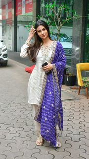 Mouni Roy feet photo thumbnail