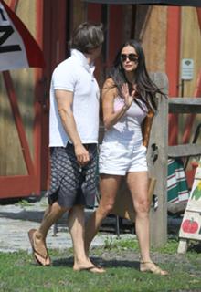 Demi Moore feet photo thumbnail