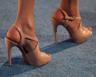Taylor Swift feet photo thumbnail