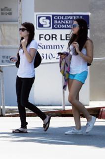 Emma Roberts feet photo thumbnail