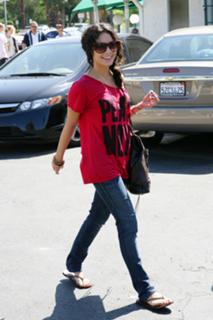 Vanessa Hudgens feet photo thumbnail