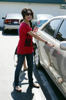 Vanessa Hudgens feet photo thumbnail