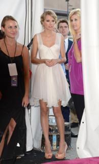 Taylor Swift feet photo thumbnail