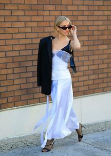 Julianne Hough feet photo thumbnail