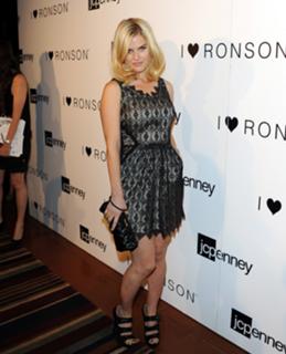 Alice Eve feet photo thumbnail