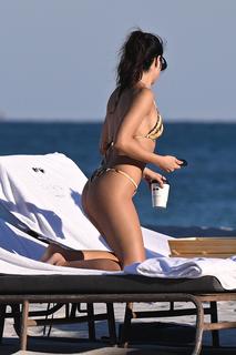 Camila Mendes feet photo thumbnail