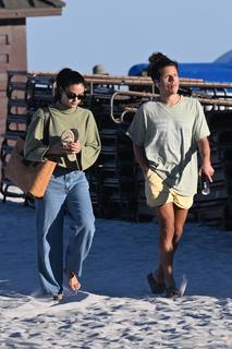 Camila Mendes feet photo thumbnail