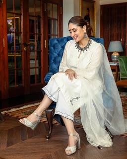 Kareena Kapoor feet photo thumbnail