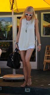 Gwyneth Paltrow feet photo thumbnail