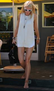 Gwyneth Paltrow feet photo thumbnail