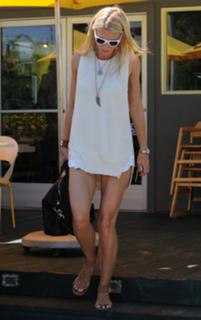 Gwyneth Paltrow feet photo thumbnail