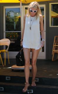 Gwyneth Paltrow feet photo thumbnail