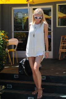 Gwyneth Paltrow feet photo thumbnail