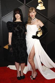 Taylor Swift feet photo thumbnail