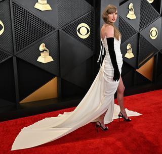 Taylor Swift feet photo thumbnail
