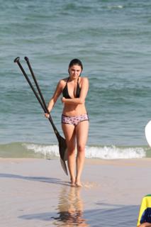 Isis Valverde feet photo thumbnail