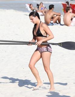Isis Valverde feet photo thumbnail