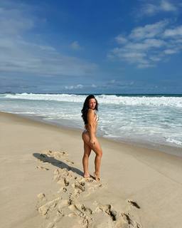 Larissa Manoela feet photo thumbnail