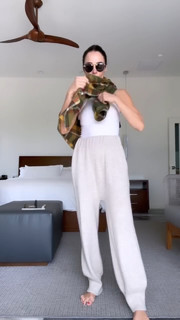 Abigail Spencer feet photo thumbnail