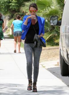 Jessica Alba feet photo thumbnail