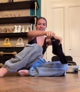 Lola Weippert feet photo thumbnail