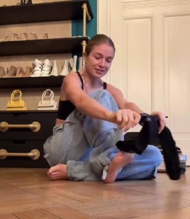 Lola Weippert feet photo thumbnail