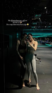 Iris Mittenaere feet photo thumbnail