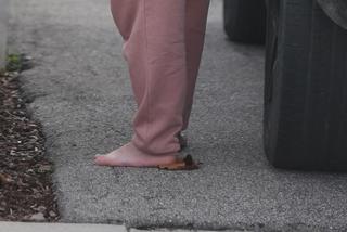 Hilary Duff feet photo thumbnail