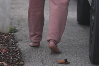 Hilary Duff feet photo thumbnail