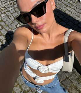 Isis Valverde feet photo thumbnail