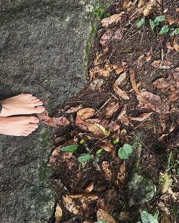 Isis Valverde feet photo thumbnail