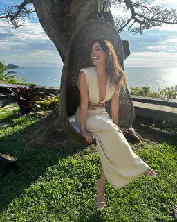 Isis Valverde feet photo thumbnail