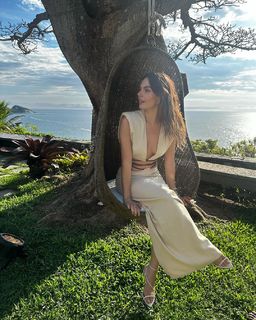 Isis Valverde feet photo thumbnail