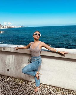 Carla Diaz feet photo thumbnail
