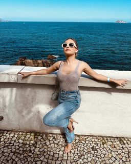Carla Diaz feet photo thumbnail