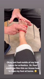 Angela Kinsey feet photo thumbnail