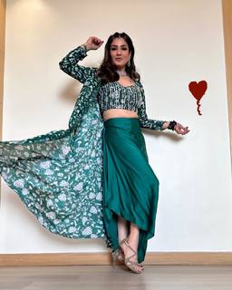 Raveena Tandon feet photo thumbnail