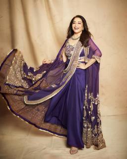 Madhuri Dixit feet photo thumbnail