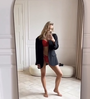 Karolina Pisarek feet photo thumbnail