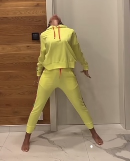 Klaudia Halejcio feet photo thumbnail