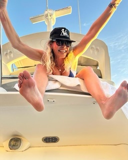 Chelsea Handler feet photo thumbnail