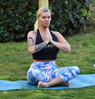 Kerry Katona feet photo thumbnail